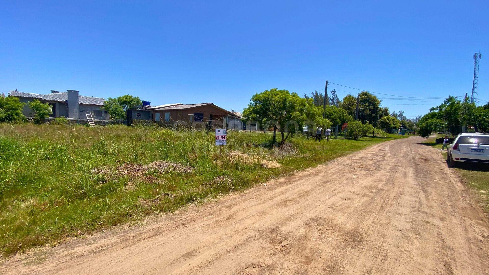 Terreno com ótima posição solar no Balneário Pérola, ideal para construir e investir