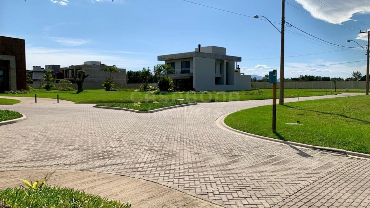 Terreno Exclusivo em Condomínio Fechado com Piscina e Áreas de Lazer