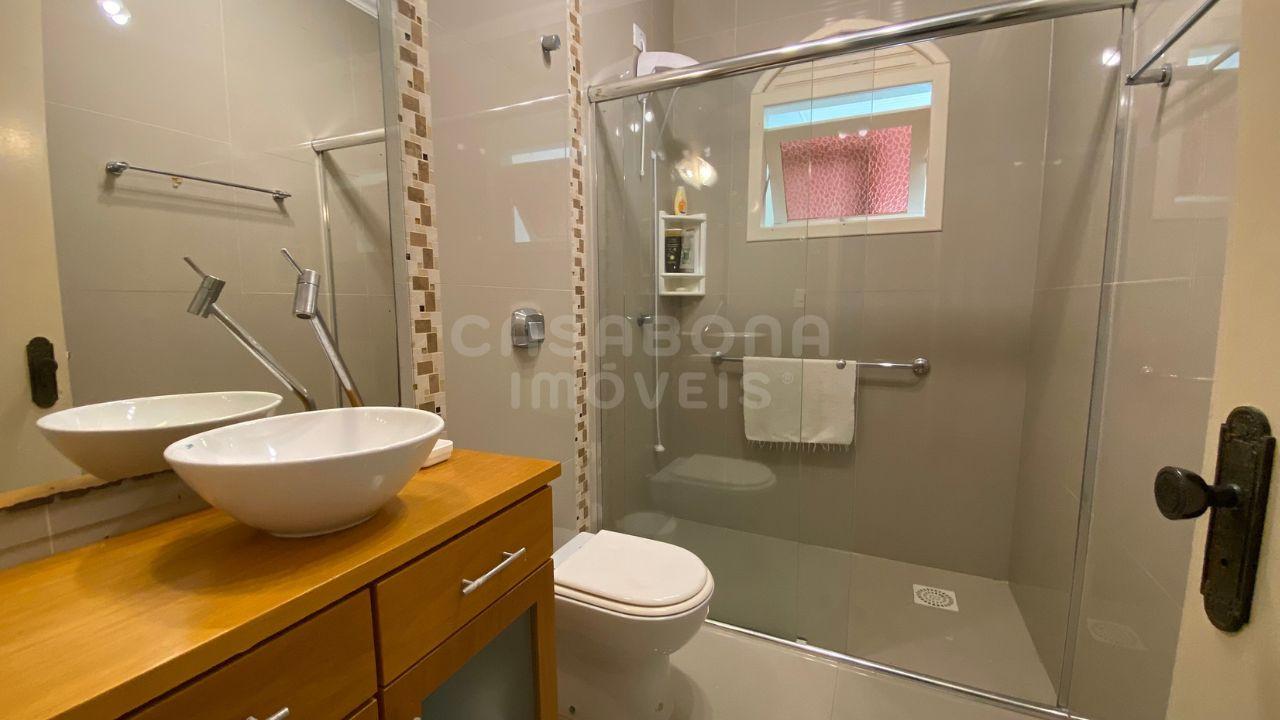 Casa à Venda em Torres - Bairro Paraíso: Conforto e Lazer a 500 Metros do Mar