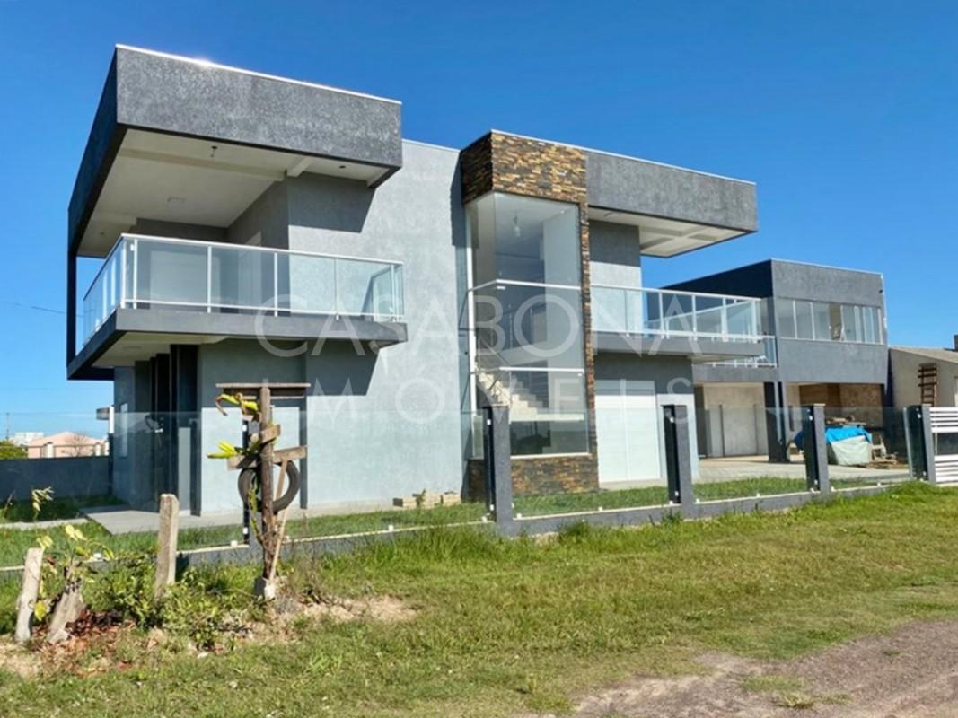 Residência Moderna com Terraço e Piscina em Balneário Sossegado