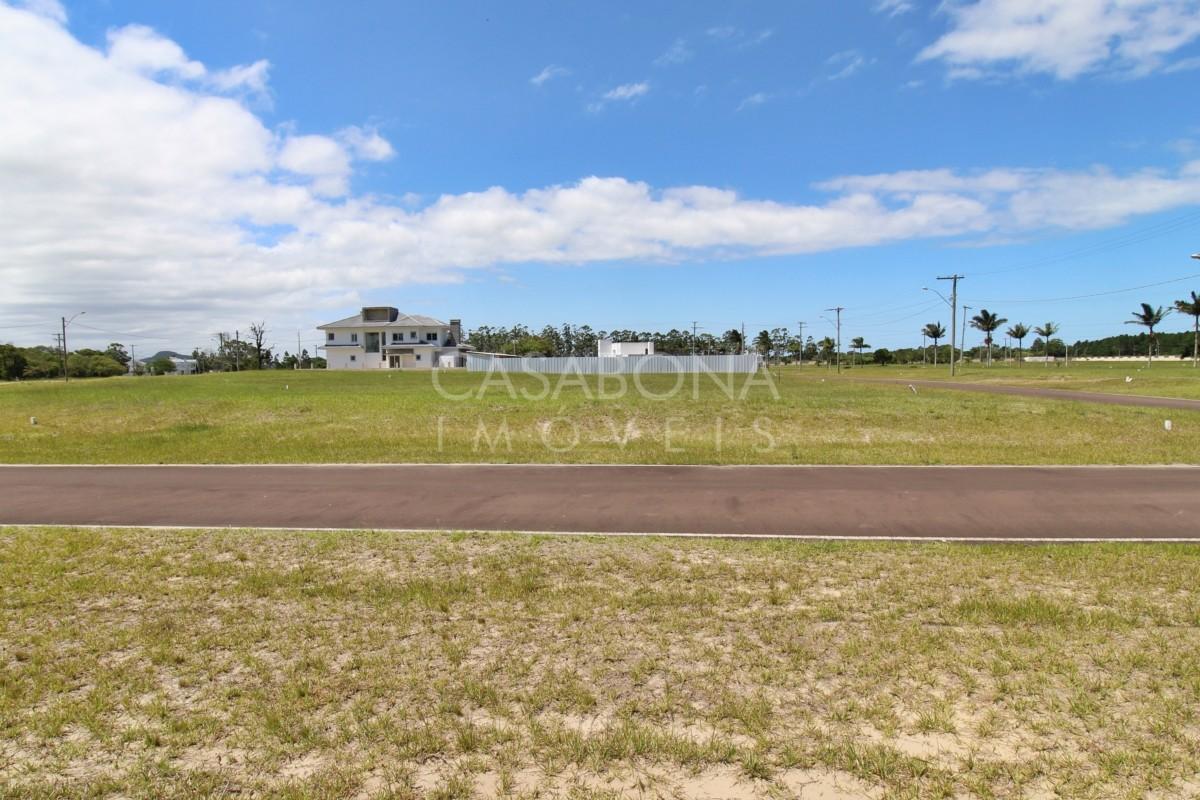 Terreno Espaçoso no Parque das Figueiras