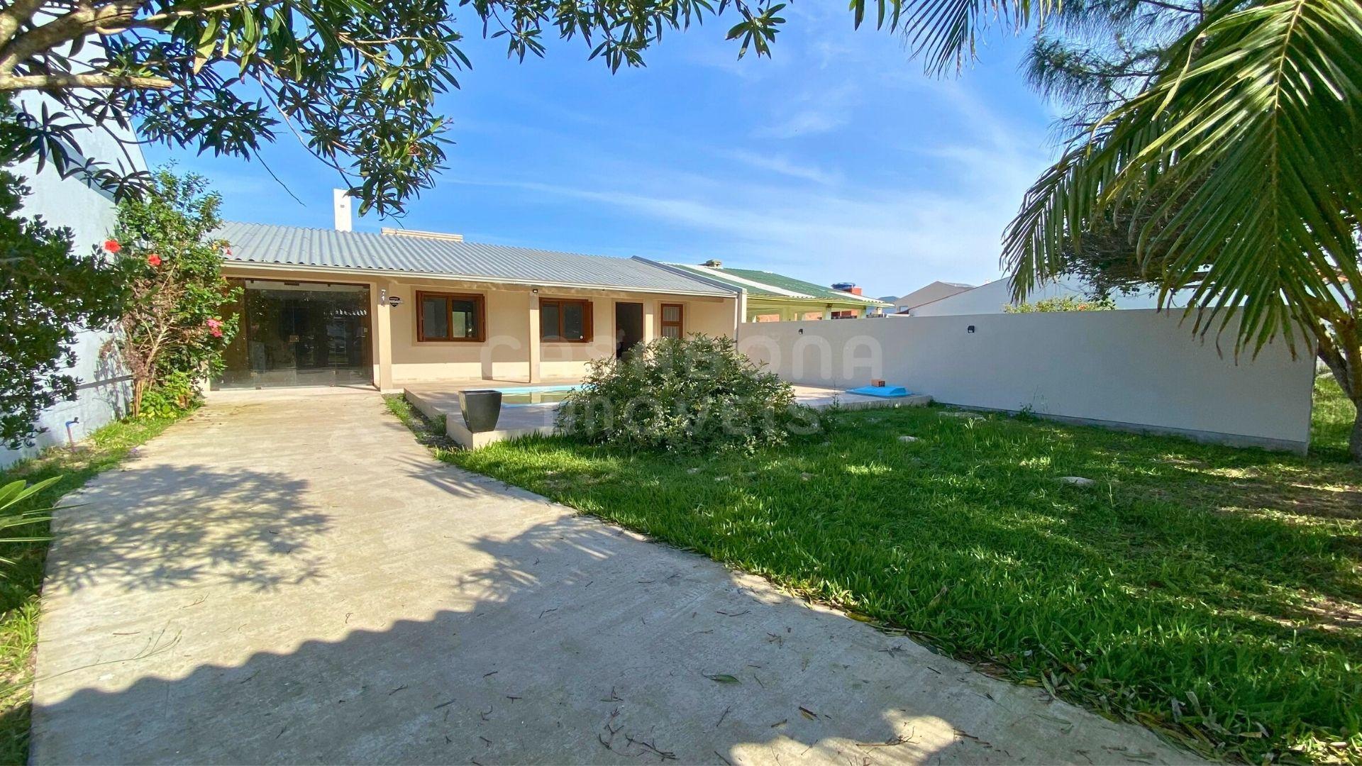 Casa térrea com piscina a apenas 200 metros do mar em Arroio do Sal Sul