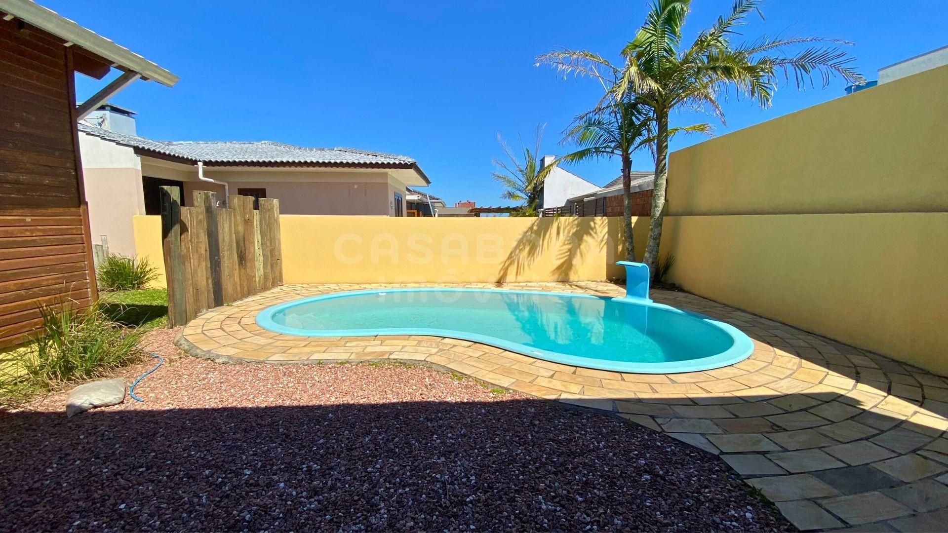 Casa com piscina a apenas 100 metros da praia em Arroio do Sal!