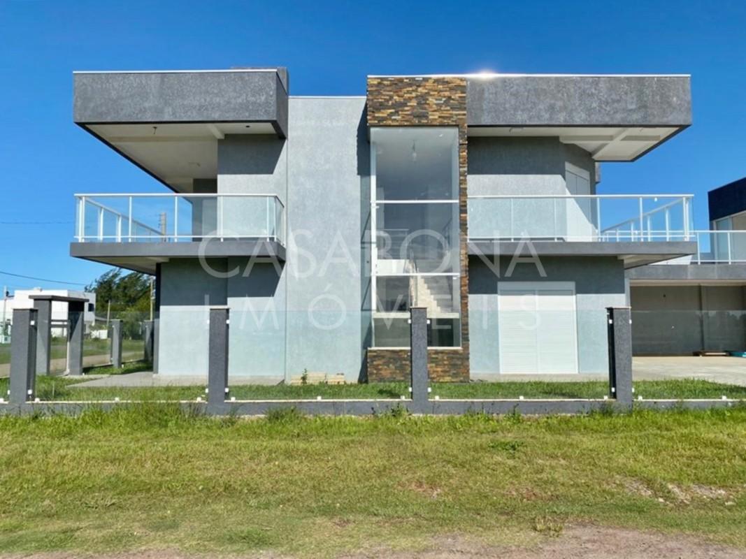 Residência Moderna com Terraço e Piscina em Balneário Sossegado