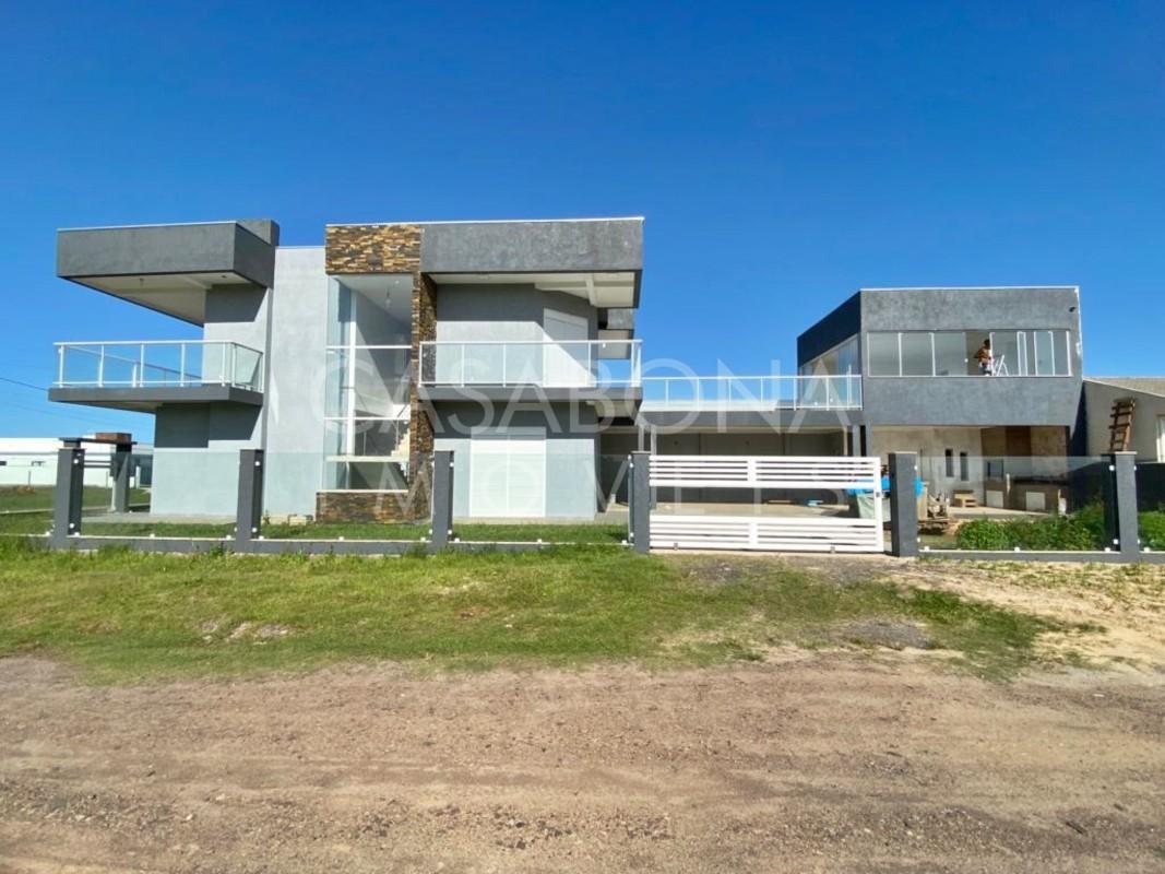 Residência Moderna com Terraço e Piscina em Balneário Sossegado