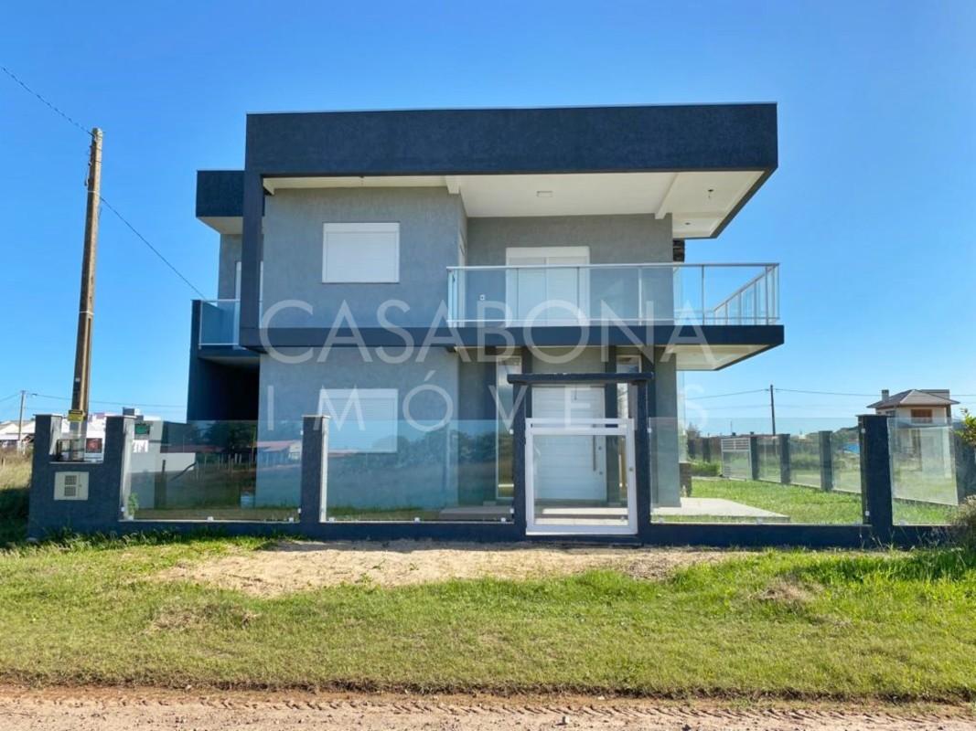 Residência Moderna com Terraço e Piscina em Balneário Sossegado