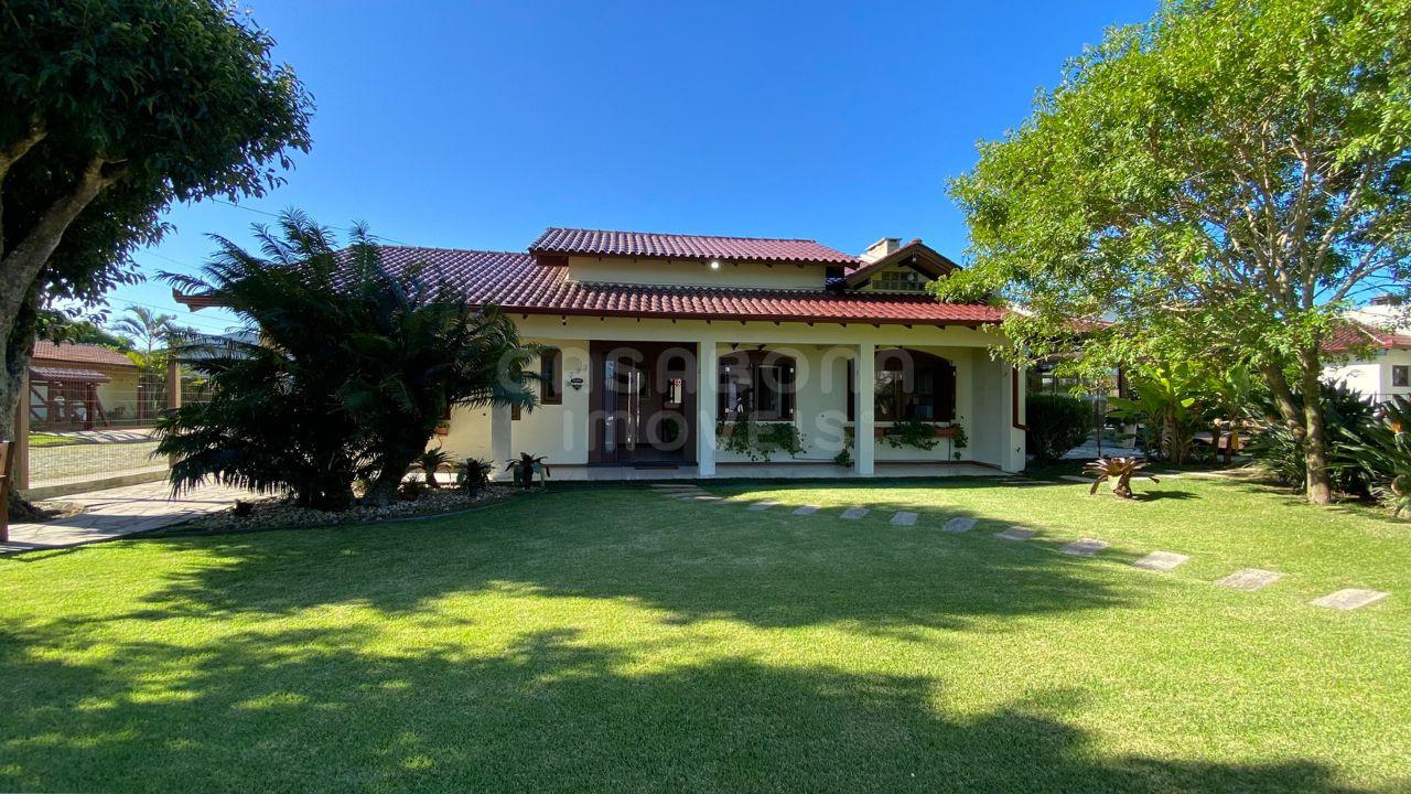 Casa de Esquina com Amplo Terreno e Piscina – Arroio do Sal