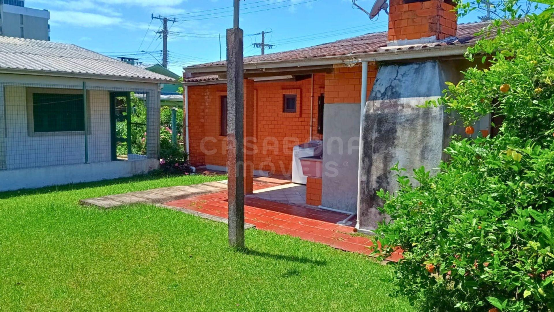 Casa térrea com amplo pátio e excelente localização em Areias Brancas