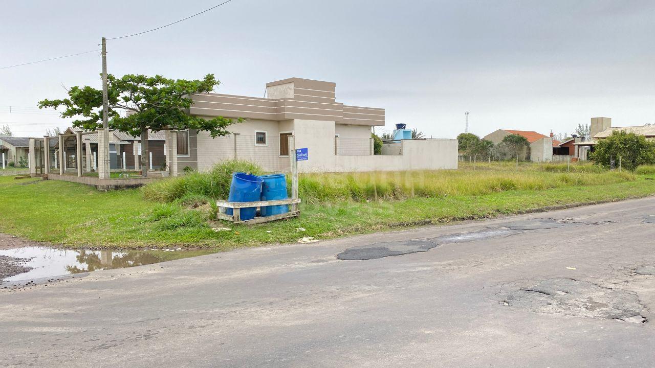 Terreno de Esquina no Bairro Pérola, Arroio do Sal: Oportunidade Única Próximo ao Mar