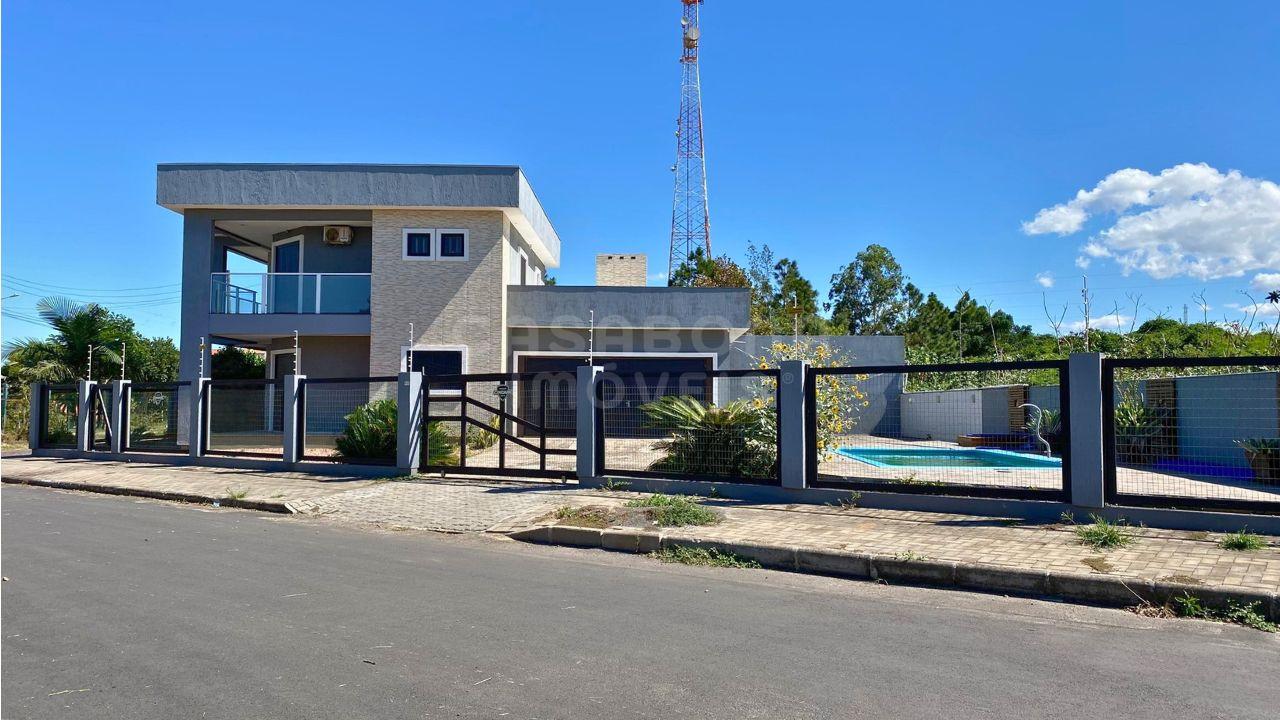 Espaçosa Casa de Esquina em Arroio do Sal - 800m do Mar