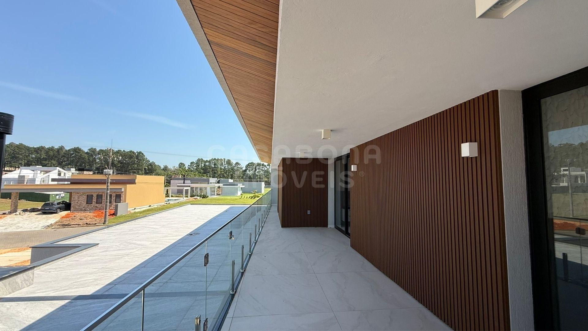 Sobrado Luxuoso em Condomínio Fechado - Torres