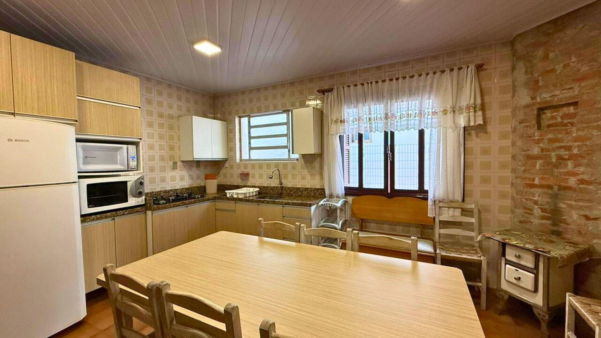 Casa de Esquina em Areias Brancas – Amplitude, Conforto e Localização Privilegiada