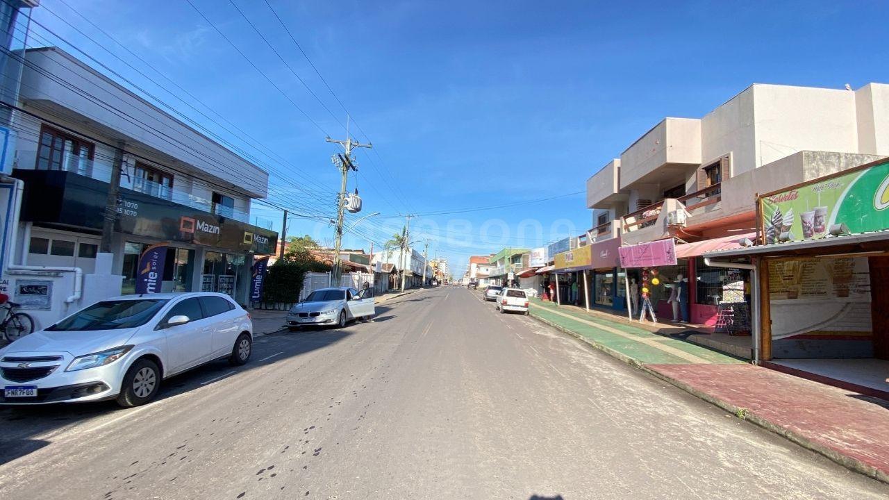 Prédio Comercial com Apartamento nos Fundos no Centro de Arroio do Sal