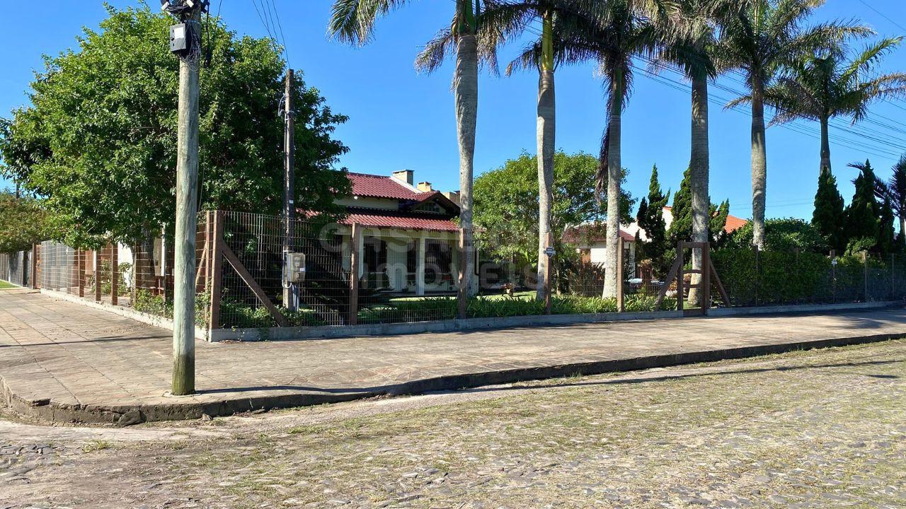 Casa de Esquina com Amplo Terreno e Piscina – Arroio do Sal