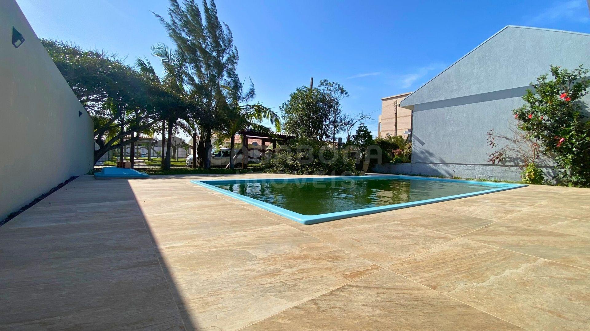 Casa térrea com piscina a apenas 200 metros do mar em Arroio do Sal Sul