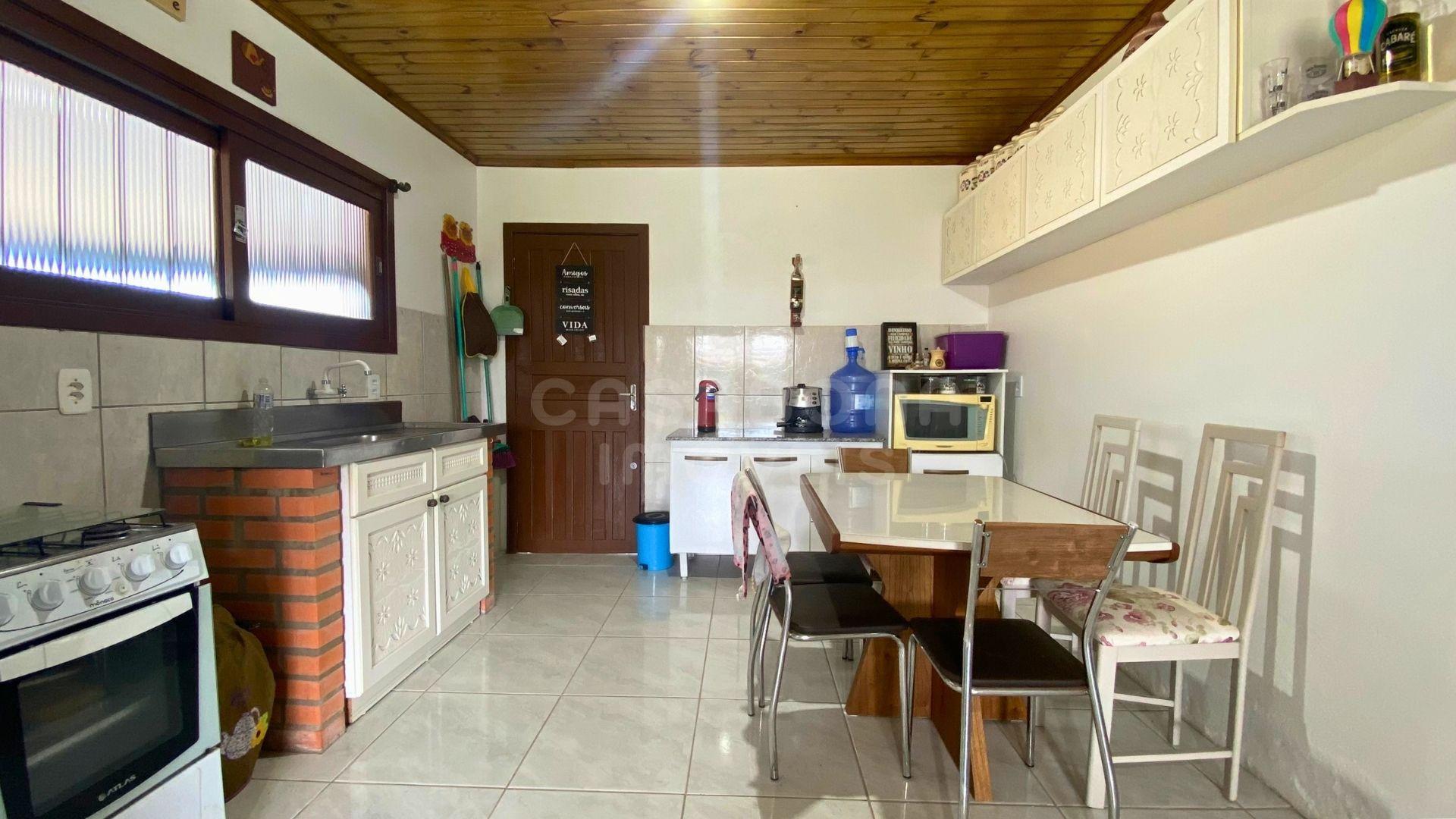 Casa semimobiliada a apenas 300m do mar no bairro São Jorge