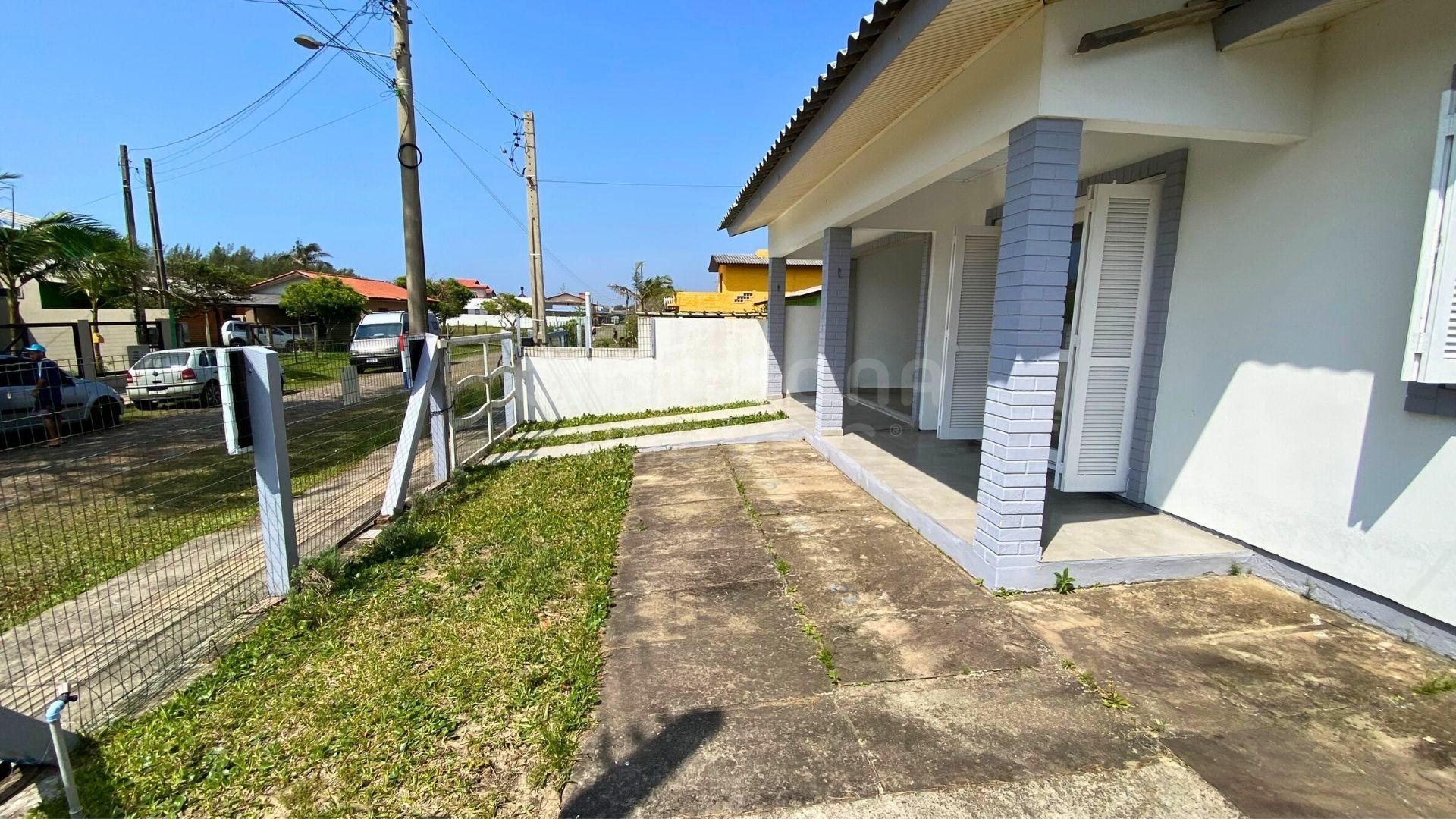 Casa com piscina a 100m do mar no Balneário Figueirinha