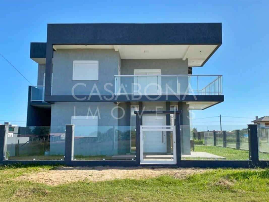 Residência Moderna com Terraço e Piscina em Balneário Sossegado