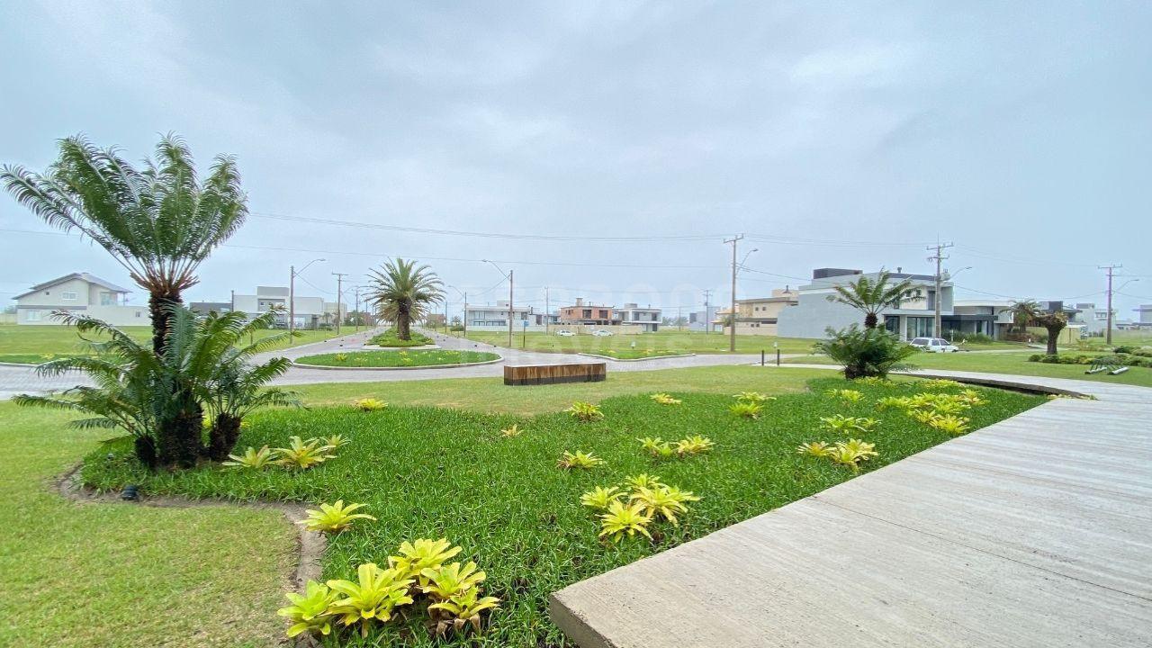 Terreno Exclusivo em Condomínio Fechado com Piscina e Áreas de Lazer