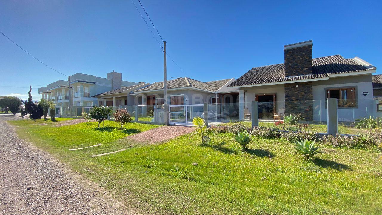 Casa à Venda em Arroio do Sal - Bairro São Pedro, Próxima à Praia
