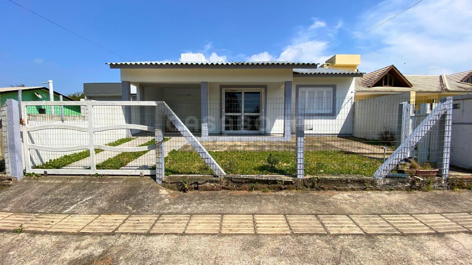 Casa com piscina a 100m do mar no Balneário Figueirinha