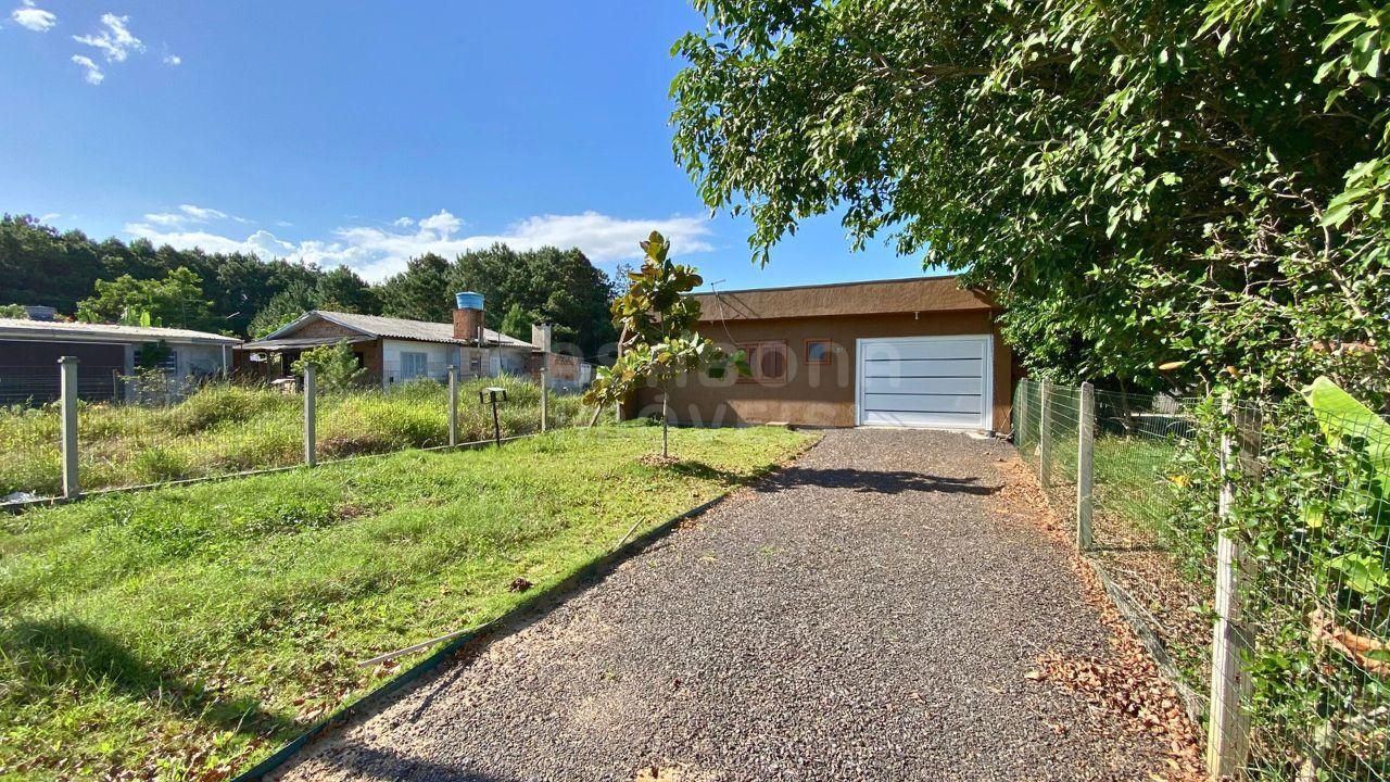 Casa à Venda no Bairro Balneário Atlântico - 2 Dormitórios, Piscina e a 500m do Mar!