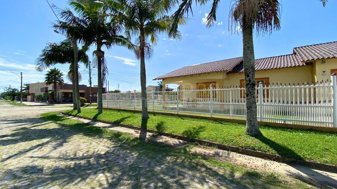 Ótima Casa de Esquina no Centro de Arroio do Sal – Perto do Mar!