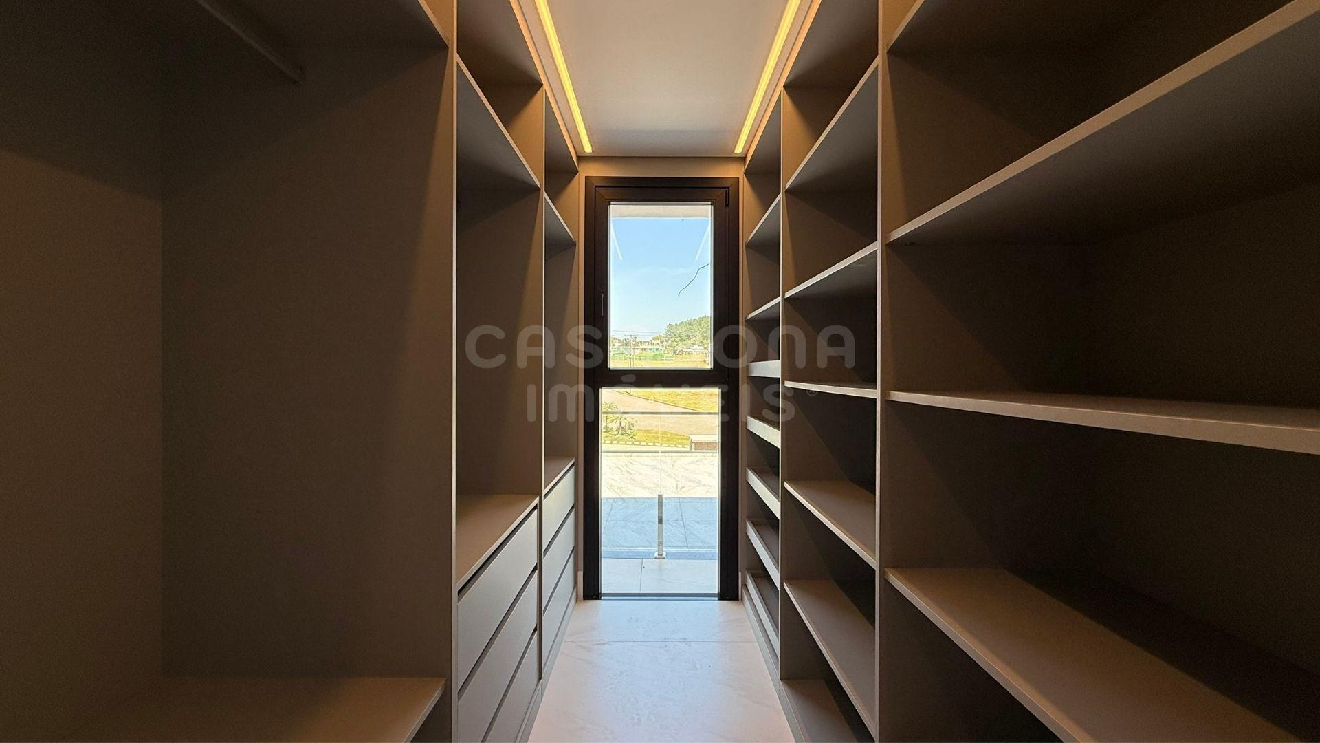 Sobrado Luxuoso em Condomínio Fechado - Torres