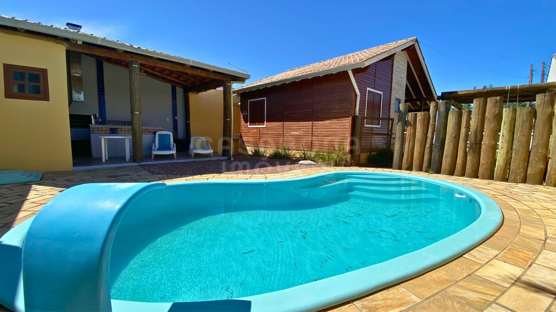 Casa com piscina a apenas 100 metros da praia em Arroio do Sal!