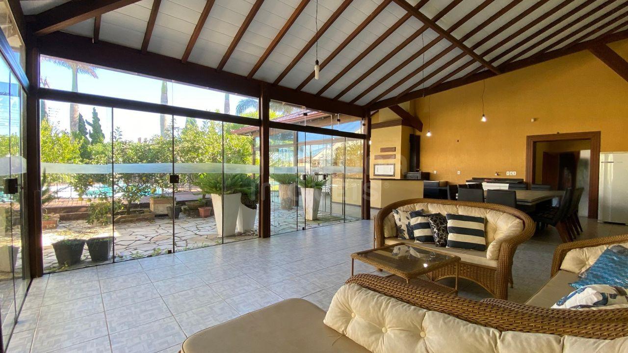 Casa de Esquina com Amplo Terreno e Piscina – Arroio do Sal