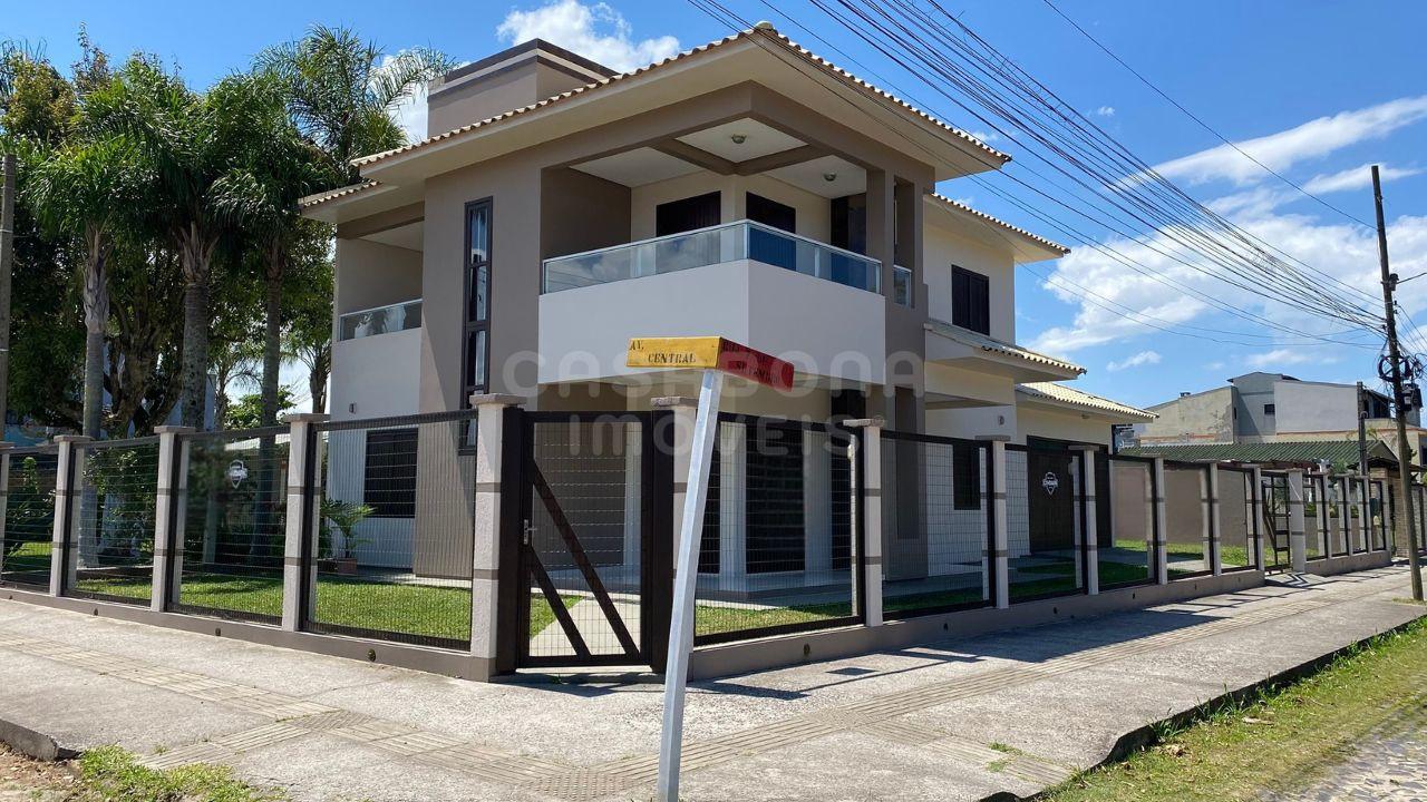 Casa de Esquina no Centro de Arroio do Sal