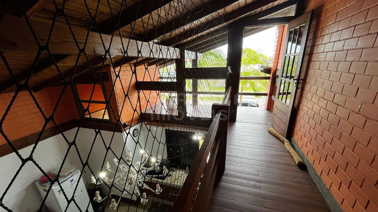 Casa de Esquina Mobiliada no Centro de Arroio do Sal – A 490m da Praia