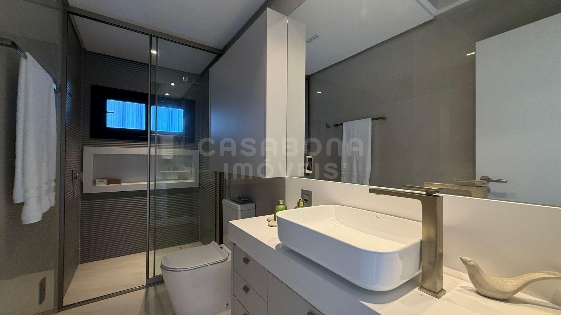 Sobrado Luxuoso em Condomínio Fechado - Torres