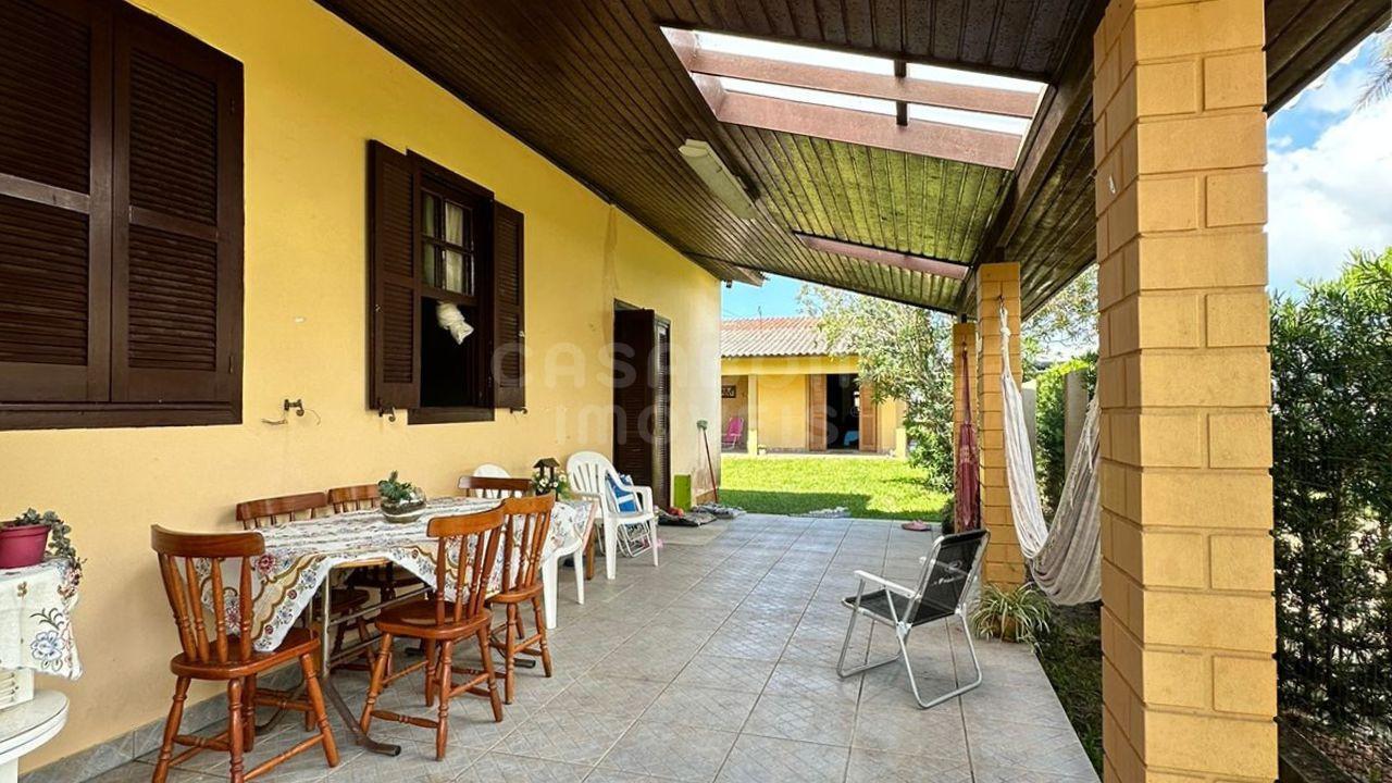 Ótima Oportunidade em Arroio do Sal: Duas Casas em Terreno Amplo