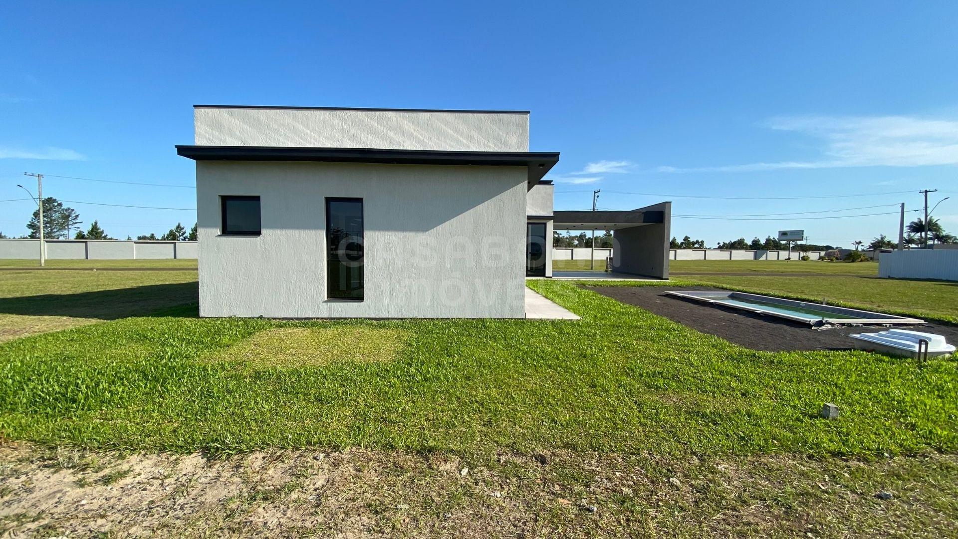 Casa nova de alto padrão em condomínio fechado com estrutura completa!