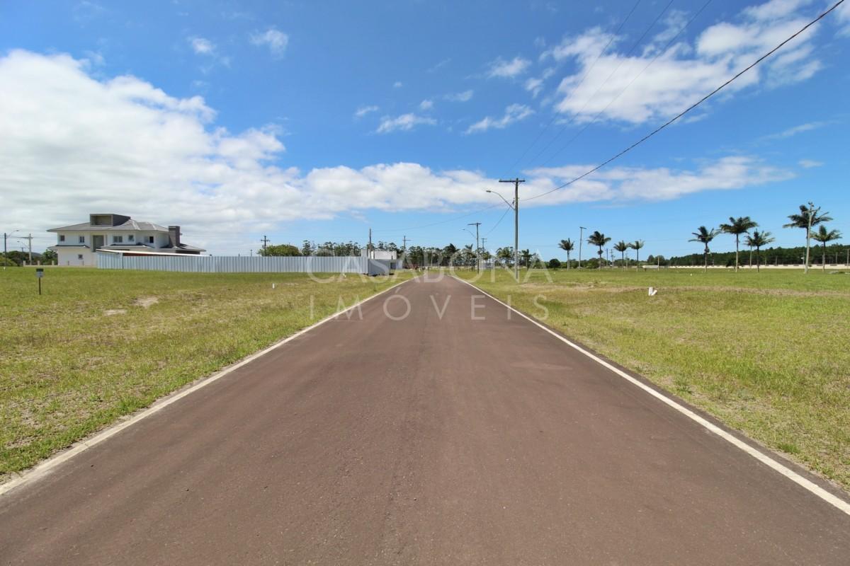 Terreno Espaçoso no Parque das Figueiras