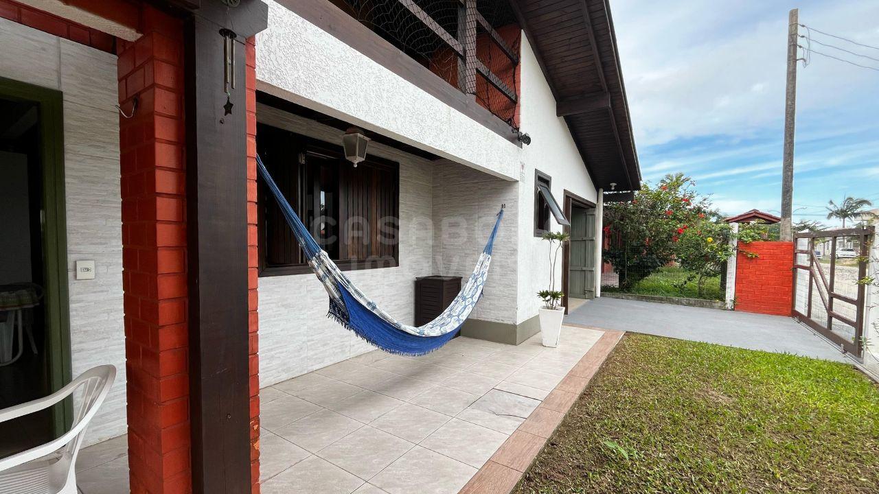 Casa de Esquina Mobiliada no Centro de Arroio do Sal – A 490m da Praia