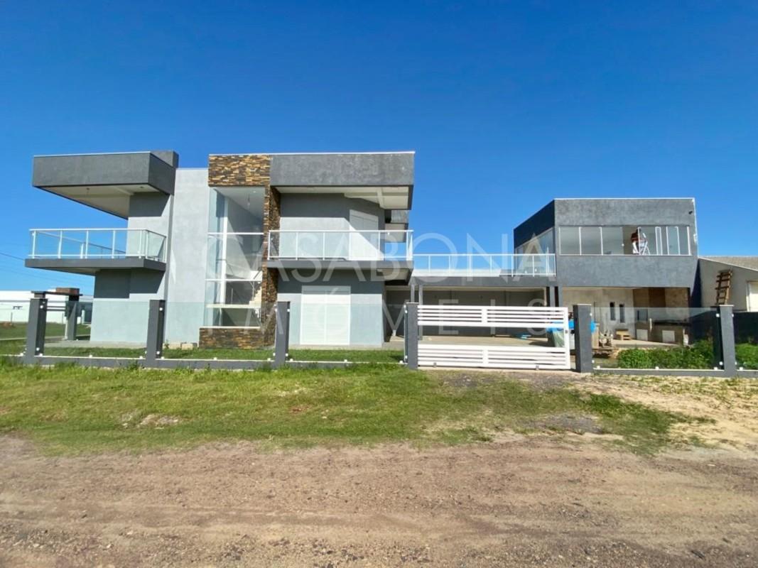 Residência Moderna com Terraço e Piscina em Balneário Sossegado