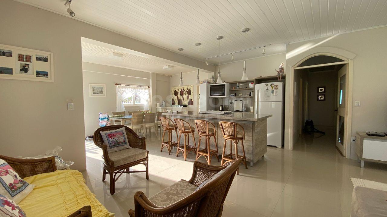 Casa à Venda em Torres - Bairro Paraíso: Conforto e Lazer a 500 Metros do Mar