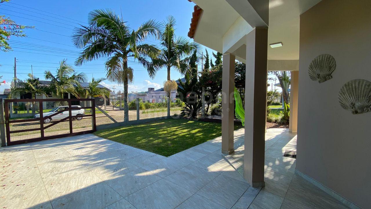 Casa Mobiliada com Piscina a 500m da Praia no Bairro Vista Alegre