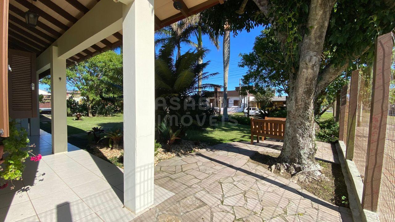 Casa de Esquina com Amplo Terreno e Piscina – Arroio do Sal