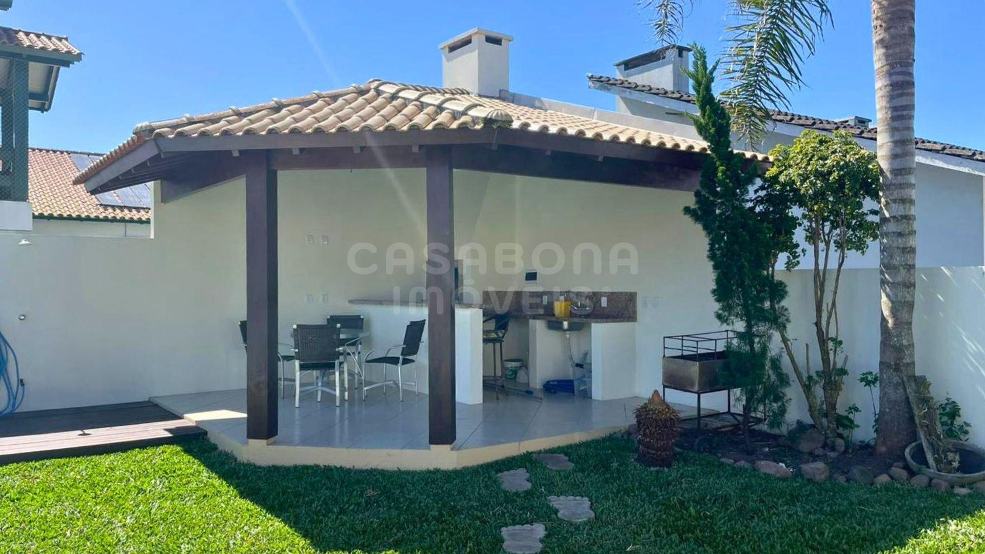 Casa Imponente com Piscina e Espaço Gourmet em Torres