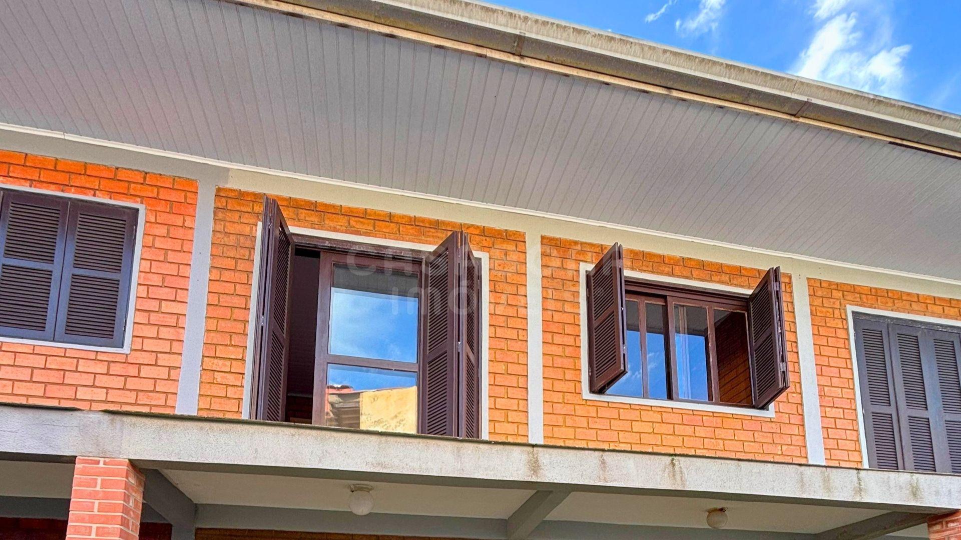 Sobrado mobiliado a poucos passos do mar no Centro de Arroio do Sal