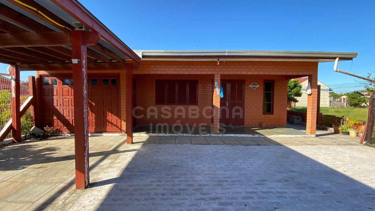 Residência Encantadora em Tijolo à Vista: Amplo Pátio e Proximidade do Mar