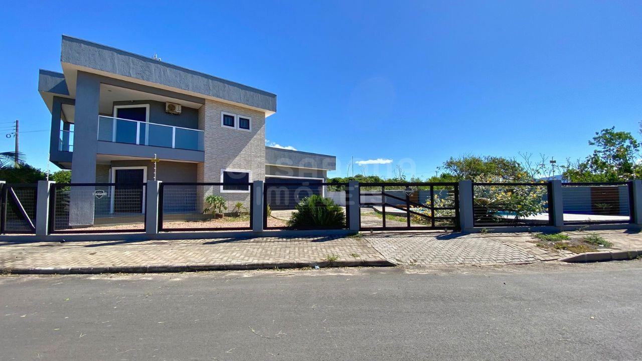 Espaçosa Casa de Esquina em Arroio do Sal - 800m do Mar