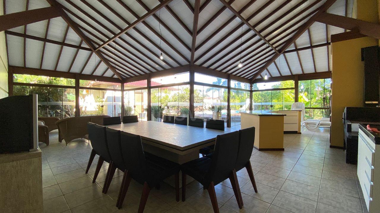 Casa de Esquina com Amplo Terreno e Piscina – Arroio do Sal