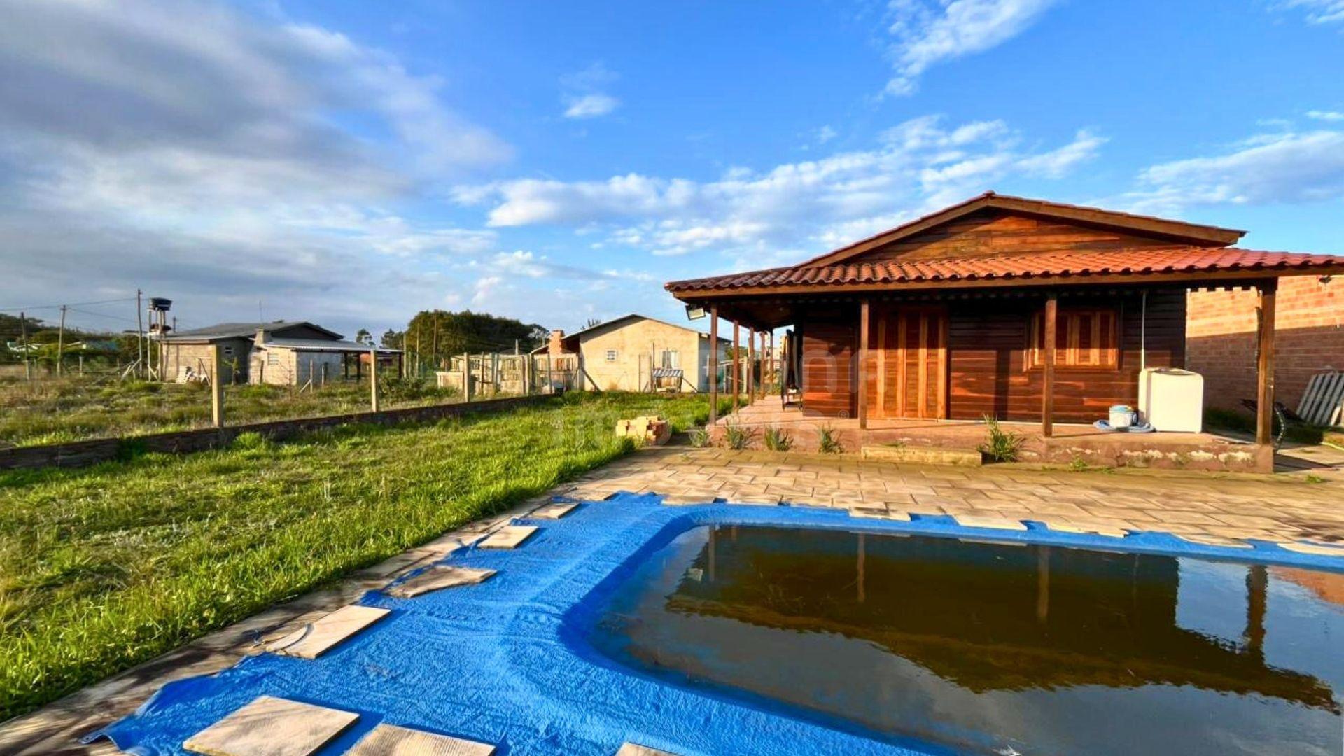 Casa de Madeira com Piscina e Suíte com Hidromassagem em Torres