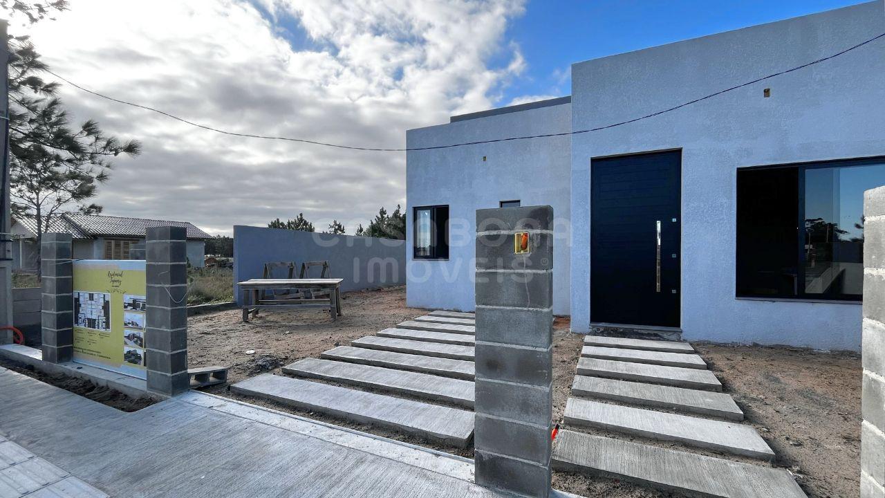 Casa nova com suíte no Tupancy – a poucos metros do mar