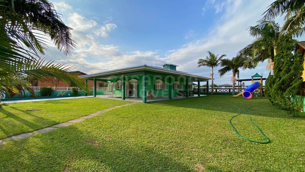 Casa à Venda em Torres - Bairro Paraíso: Conforto e Lazer a 500 Metros do Mar