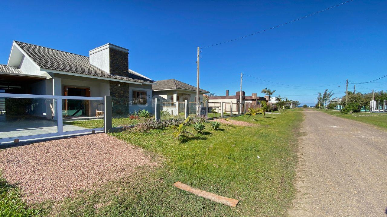 Casa à Venda em Arroio do Sal - Bairro São Pedro, Próxima à Praia